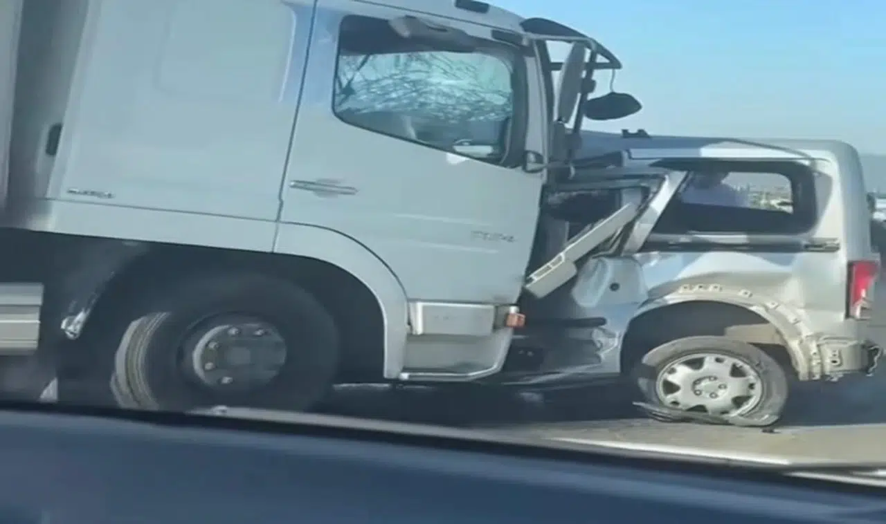 Refüjü aşarak tıra çarptı: 1 ölü