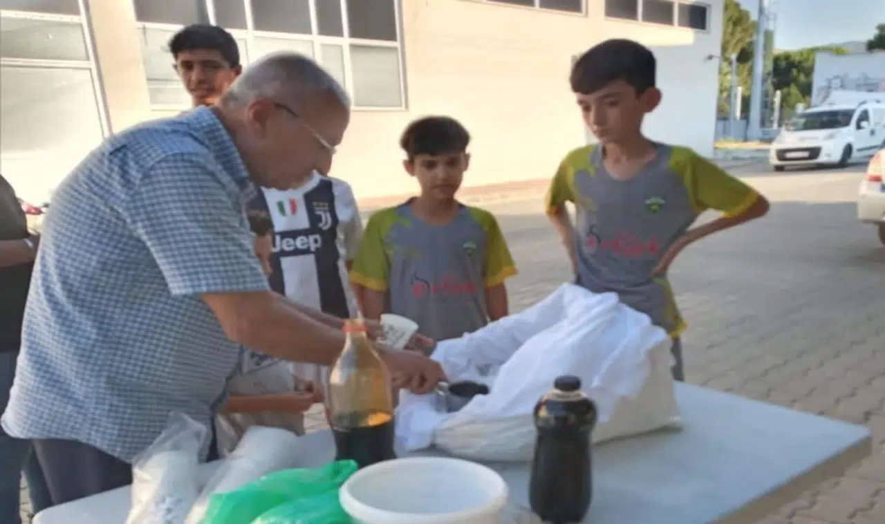 Sarıgöl'de pekmezli 'Karbastı' ikramı serinlik getirdi
