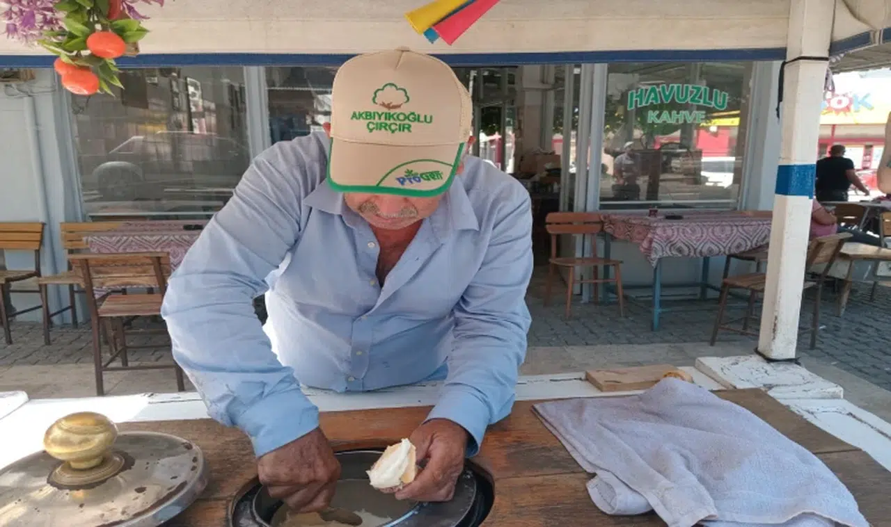 Seyyar dondurmacı Bayram Usta 46 yıldır ferahlatıyor