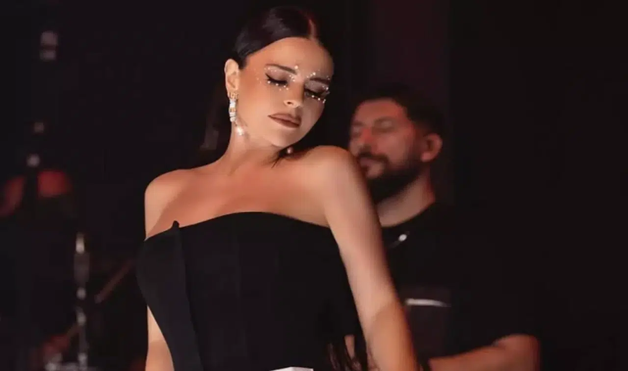 Ünlü şarkıcı yaz sezonunu havuz başında açtı
