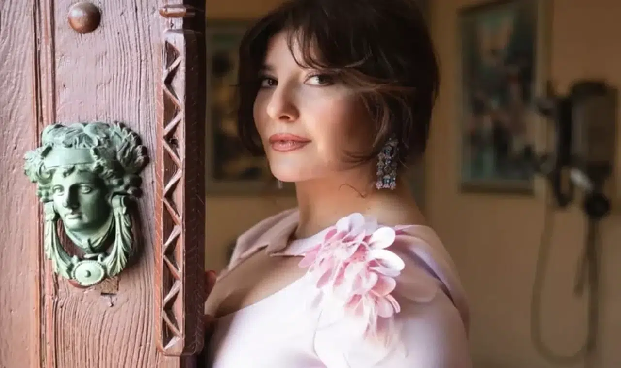 "Üstsüz çalışıyorlar" diyerek film setini ifşa etti