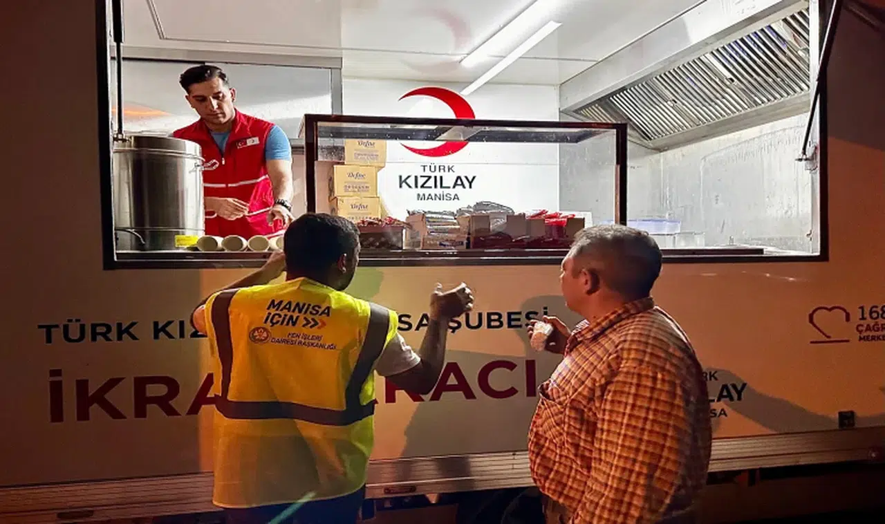 Yangın söndürme çalışmalarına Türk Kızılay'ı da destek verdi