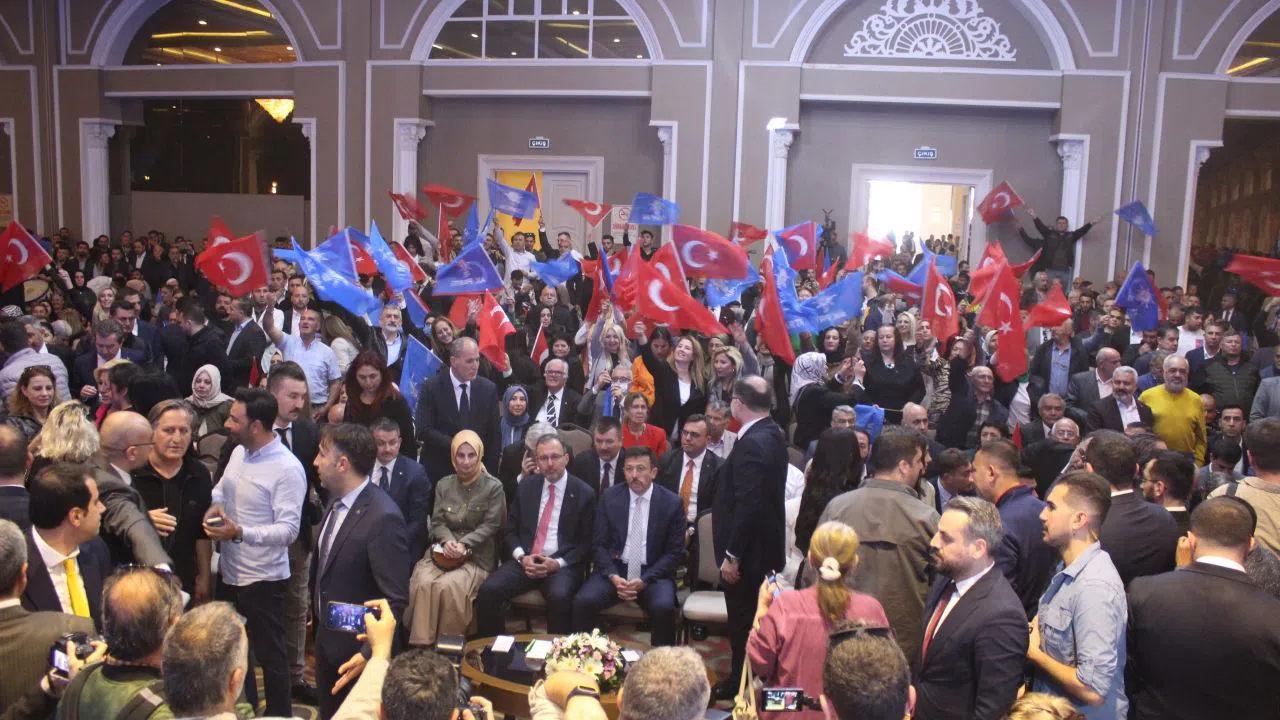AK Parti İzmir, adaylarını tanıttı