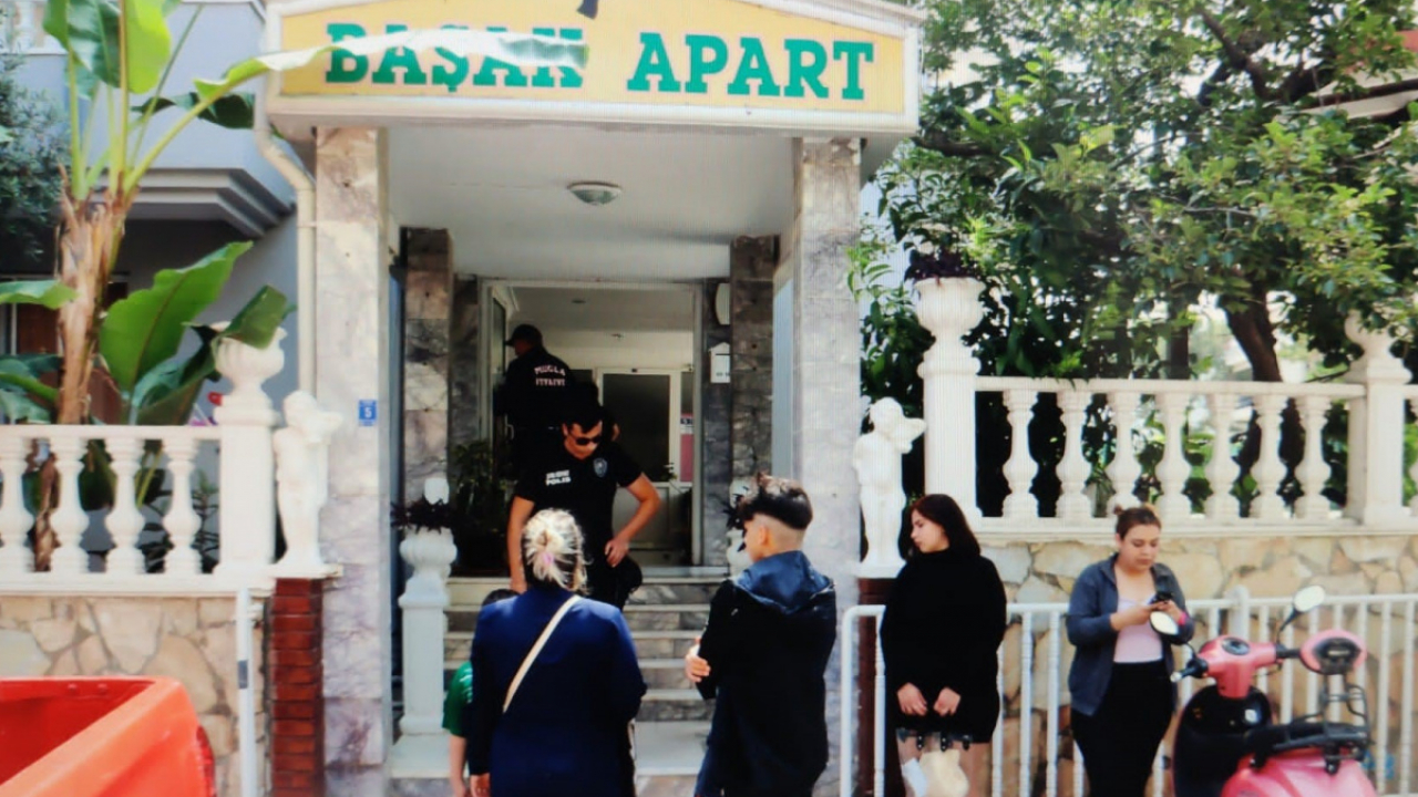 Aparttan çıkmayan kiracısının kapısına kimyasal sıvı döktü, 5 kişi hastanelik oldu