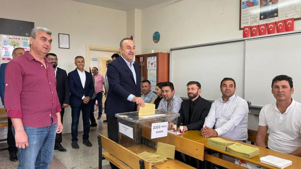 Bakan Çavuşoğlu ve eşi oylarını kullandı