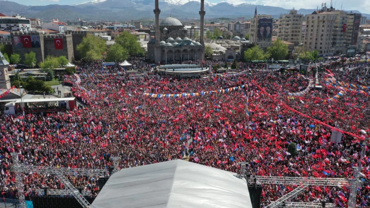 Cumhurbaşkanı Erdoğan'ın "Rekor kırdı" dediği Kayseri mitinginde tarihi kalabalık havadan görüntülendi