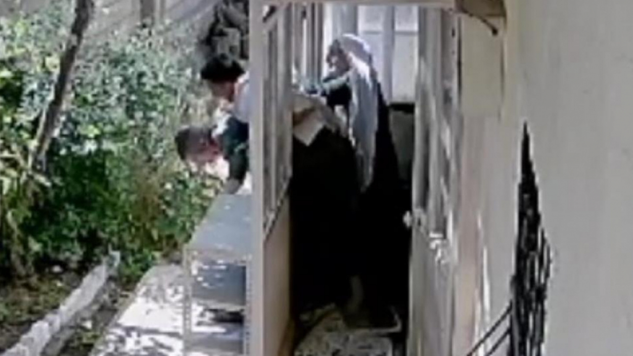 DAYI YEĞEN KAVGASINDA İLGİNÇ ANLAR! ÖLÜ TAKLİDİ YAPARAK KURTULDU!
