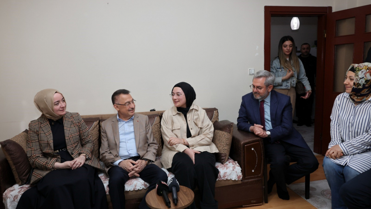 Depremzede Aleyna yürümeye başladı, Oktay çiftini ayakta karşıladı