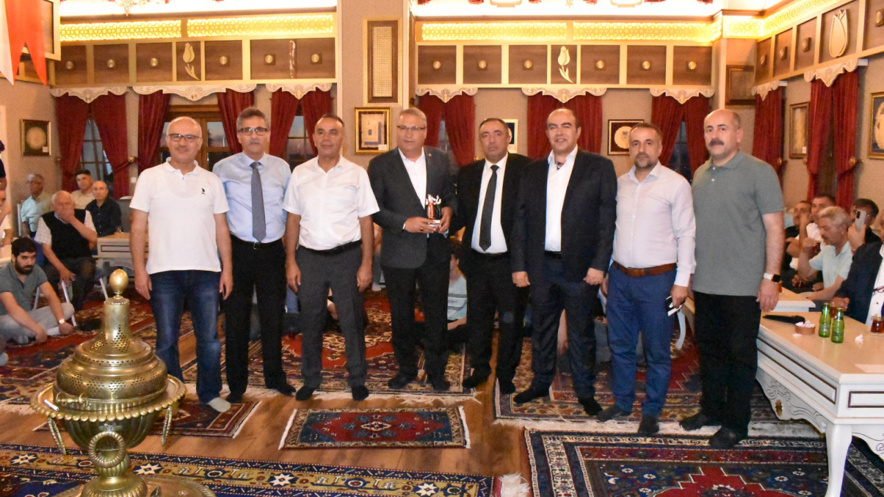 ELAZIĞLILAR DERNEĞİ MANİSA'DA KÜRSÜ BAŞI ETKİNLİĞİ DÜZENLEDİ