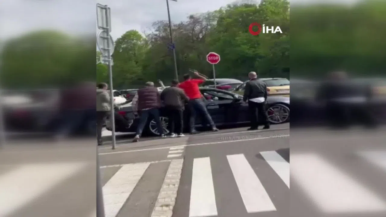 Fransa'da Türk seçmenlerin aracına saldırı