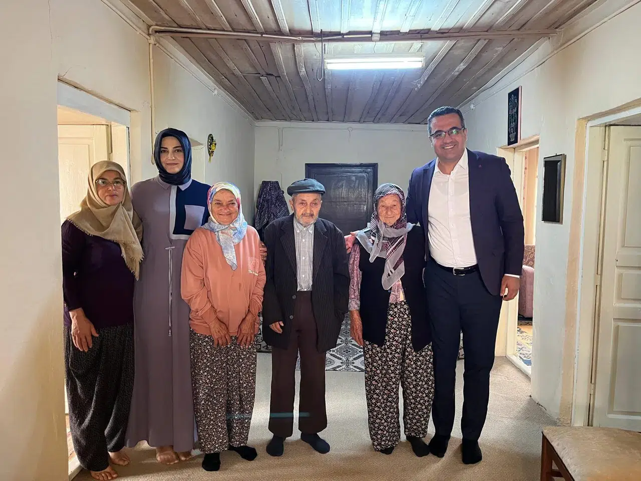 Sarıgöl Kaymakamı Dalak'dan Yaşlılar Günü sürprizi