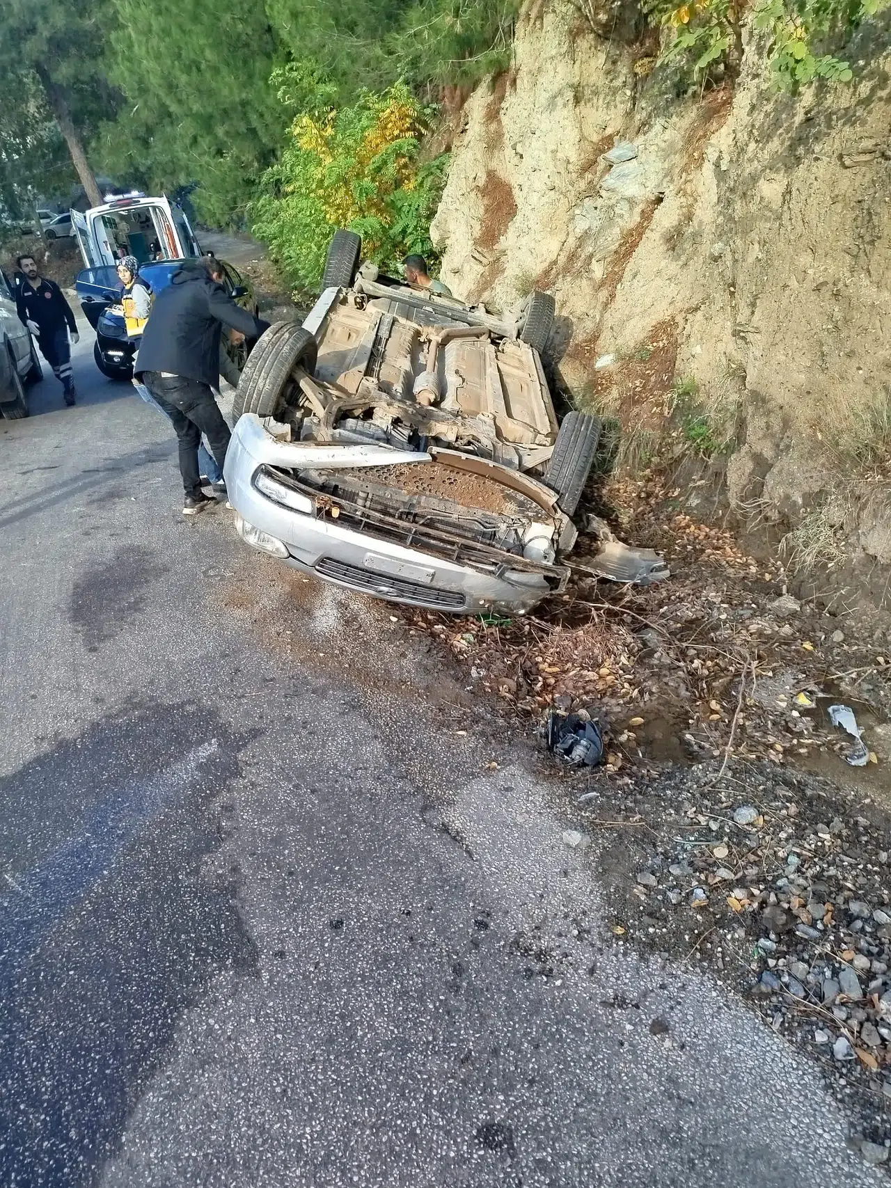 Feci kaza! Araç şarampole devrildi