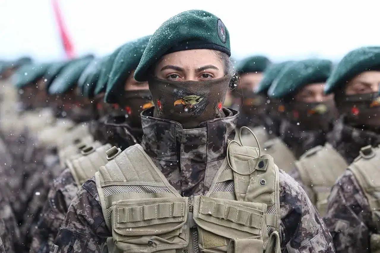 Kadınlara askerlik zorunlu mu olacak?