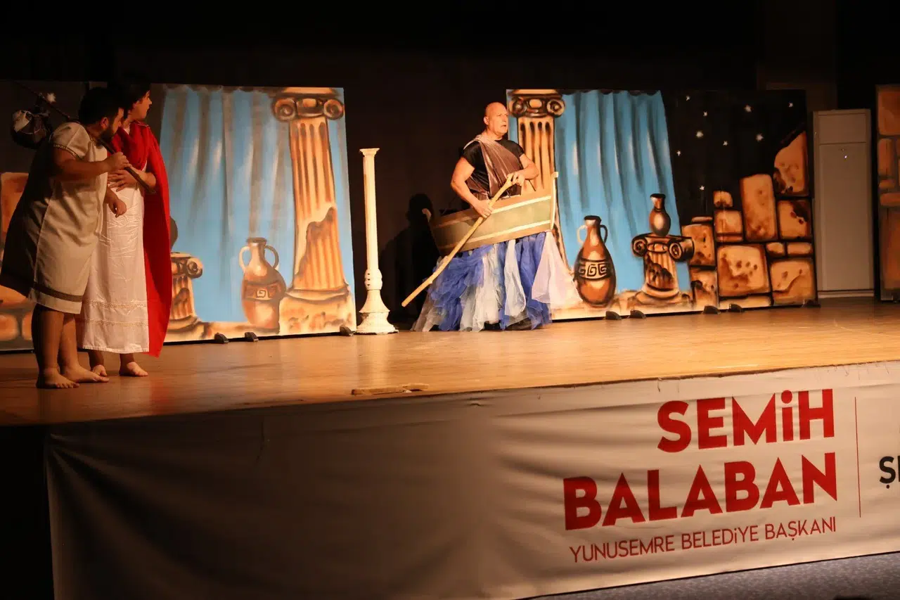 "Hades’e Yolculuk" oyunu tiyatro severlerle buluştu