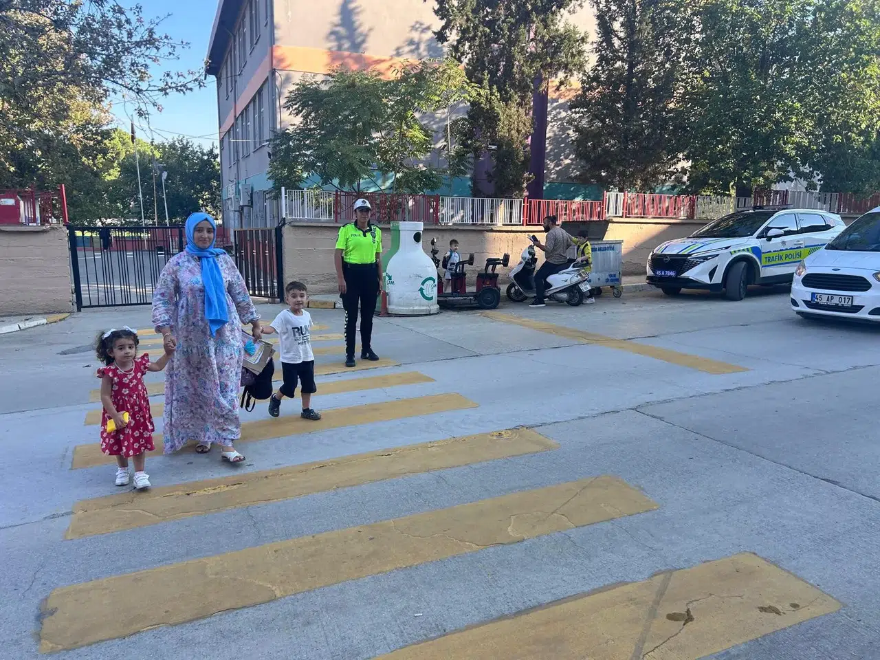Alaşehir'de öğrenciler polis ve bekçilerle güvende