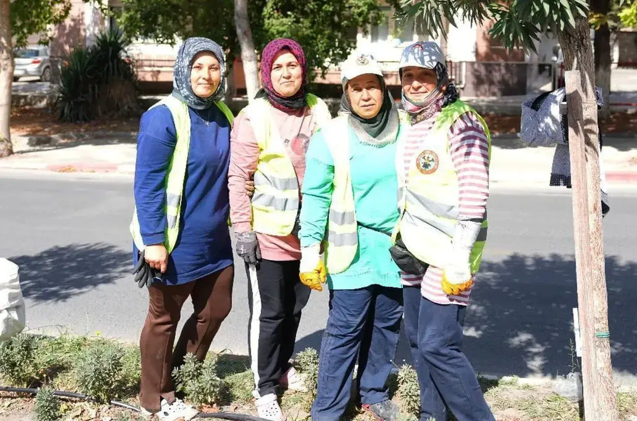 SOMA’NIN YOLLARI KADIN EMEĞİYLE GÜZELLEŞİYOR