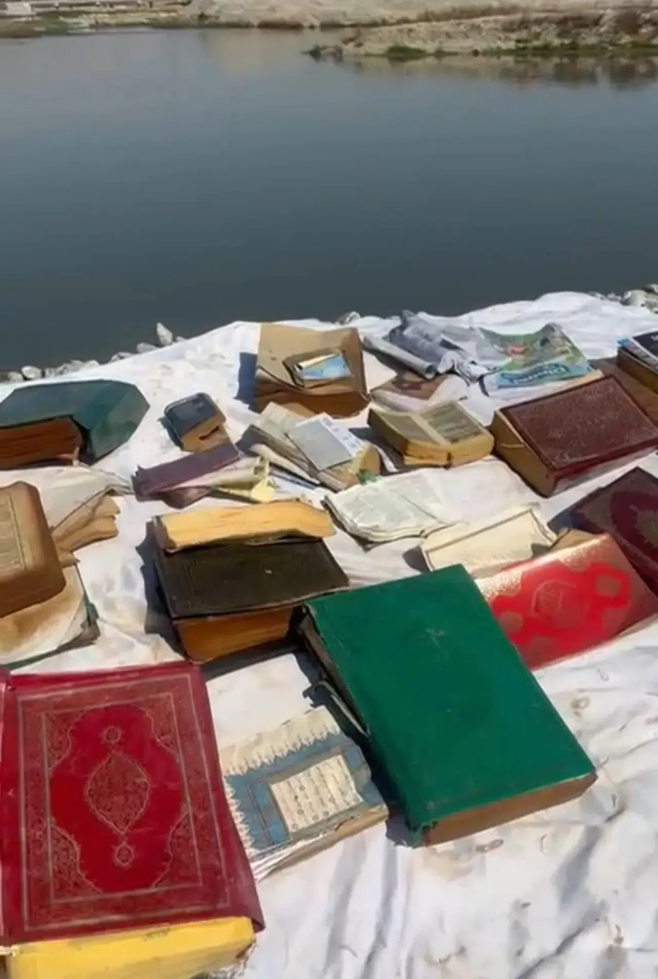 Atılmış vaziyette çok sayıda dini kitap bulundu