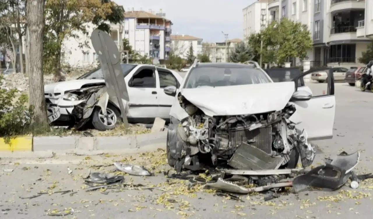 Feci kaza iki otomobili hurdaya çevirdi