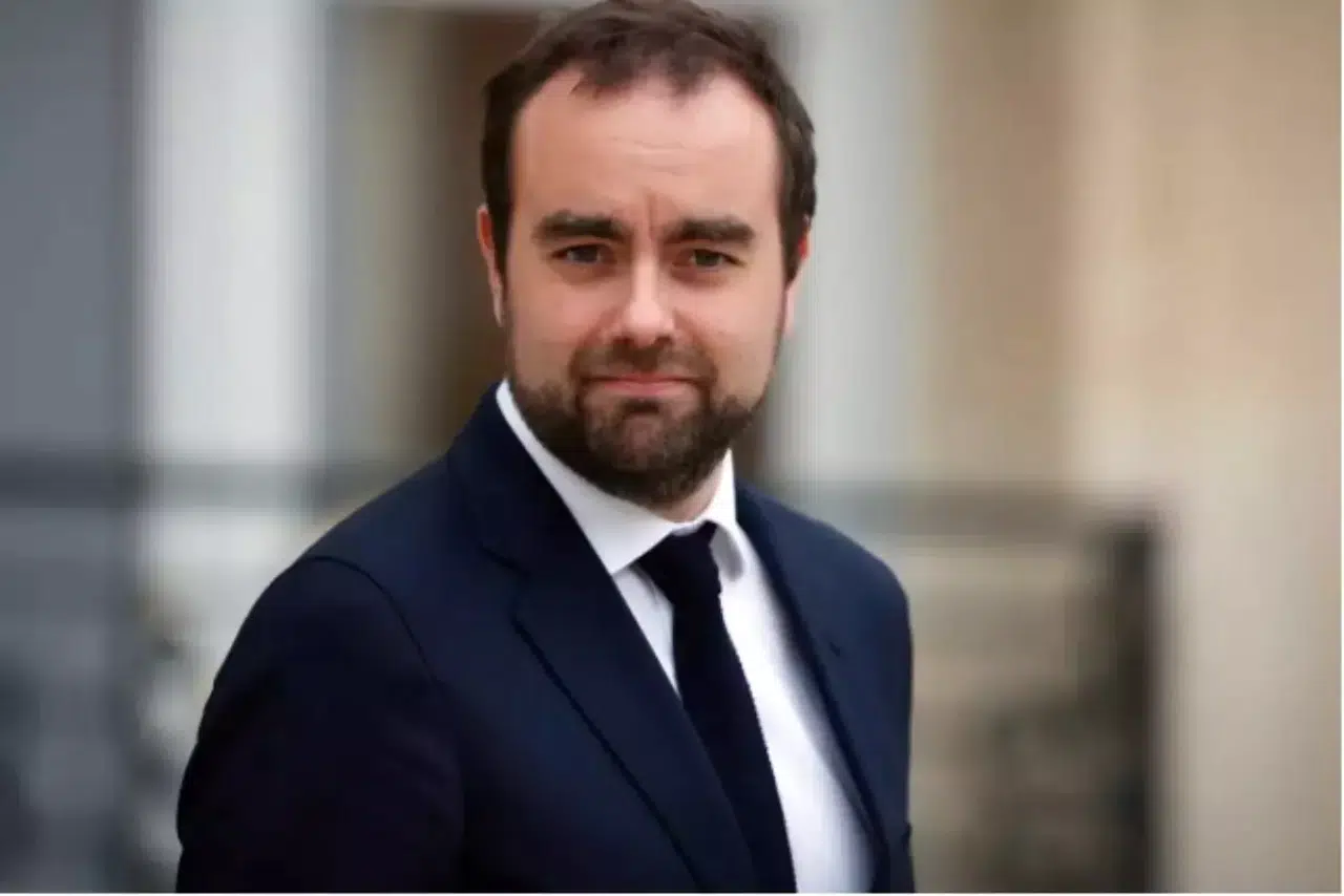 Yeni hükümetin kurulmasından saatler sonra istifa etti