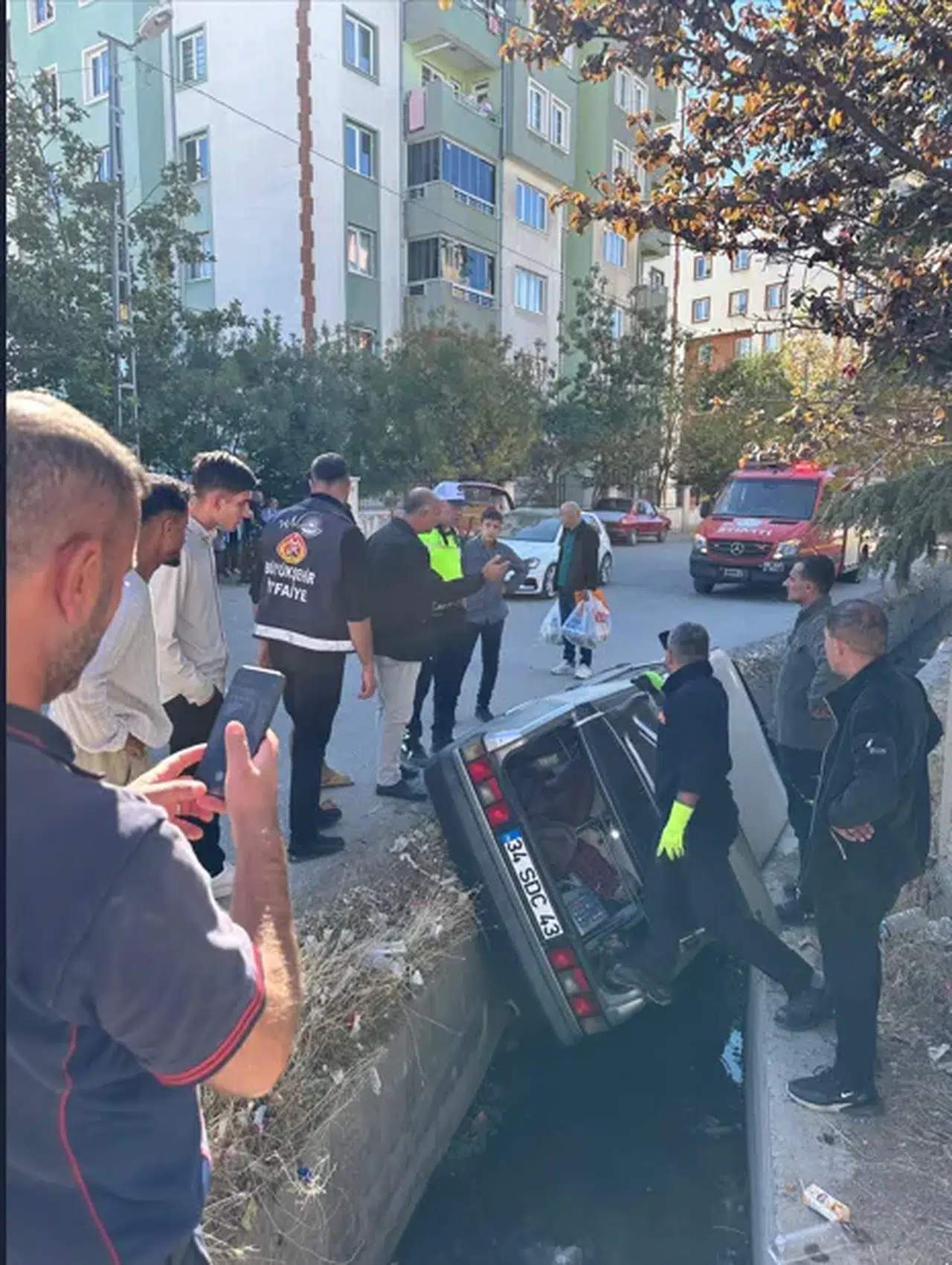 Kontrolden çıkan otomobil ulama kanalına uçtu