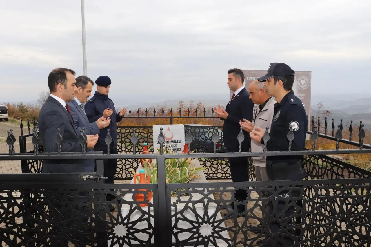 Kaymakam Yıldız'dan ilk ziyaret Halil Efe’nin mezarına