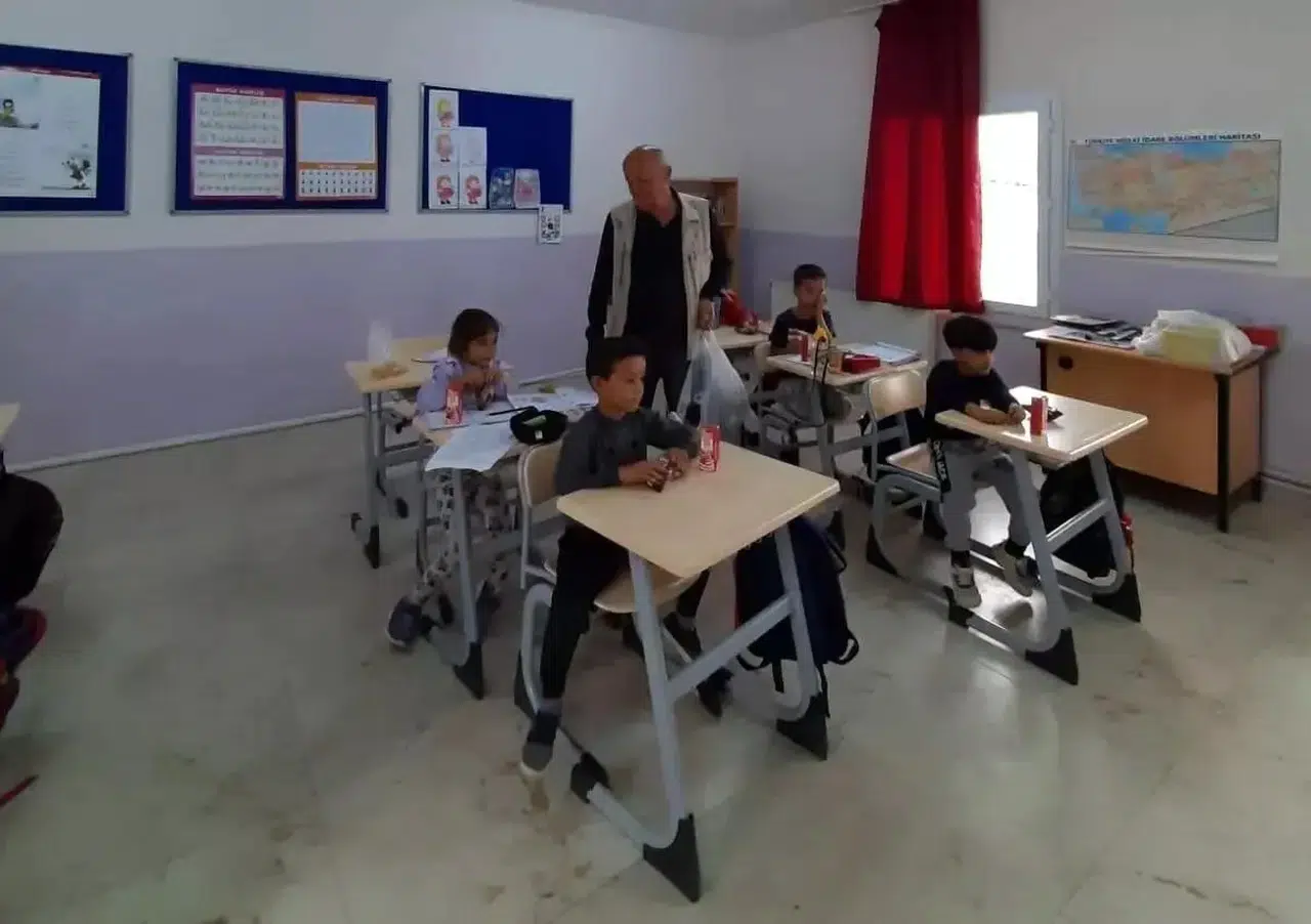 Emekli eczacıdan köy okuluna anlamlı destek