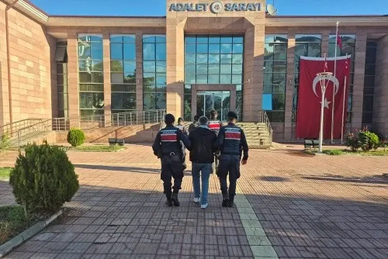 Ev eşyası taşır gibi uyuşturucu taşıdılar