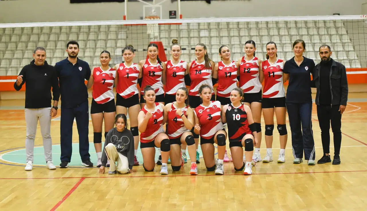 Yunusemre'nin sultanları İzmir'den galibiyetle döndü