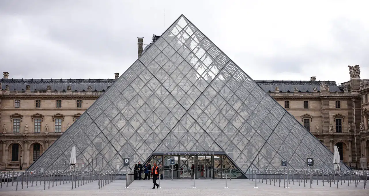 Louvre Müzesi'nde 7 dakikada 88 milyon euroluk soygun