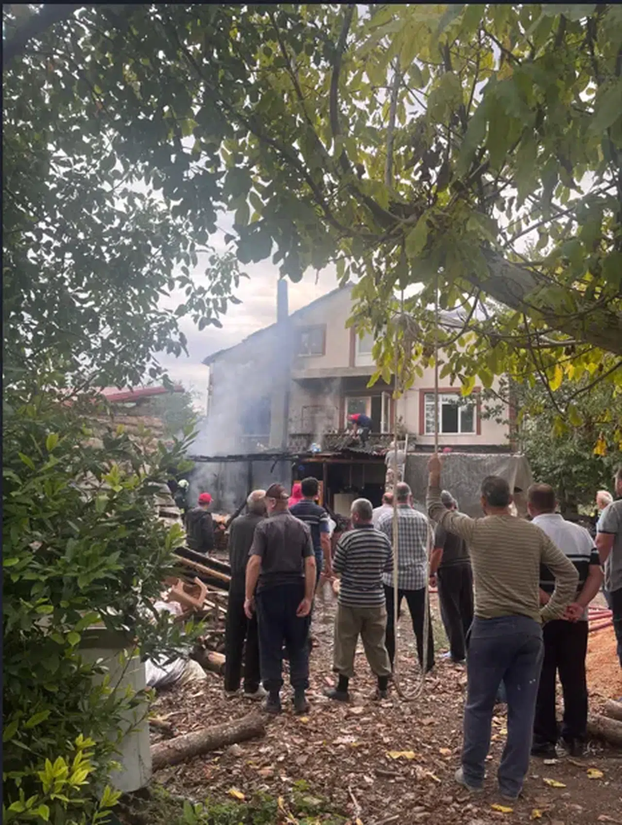 Yangında tüp bomba gibi patladı