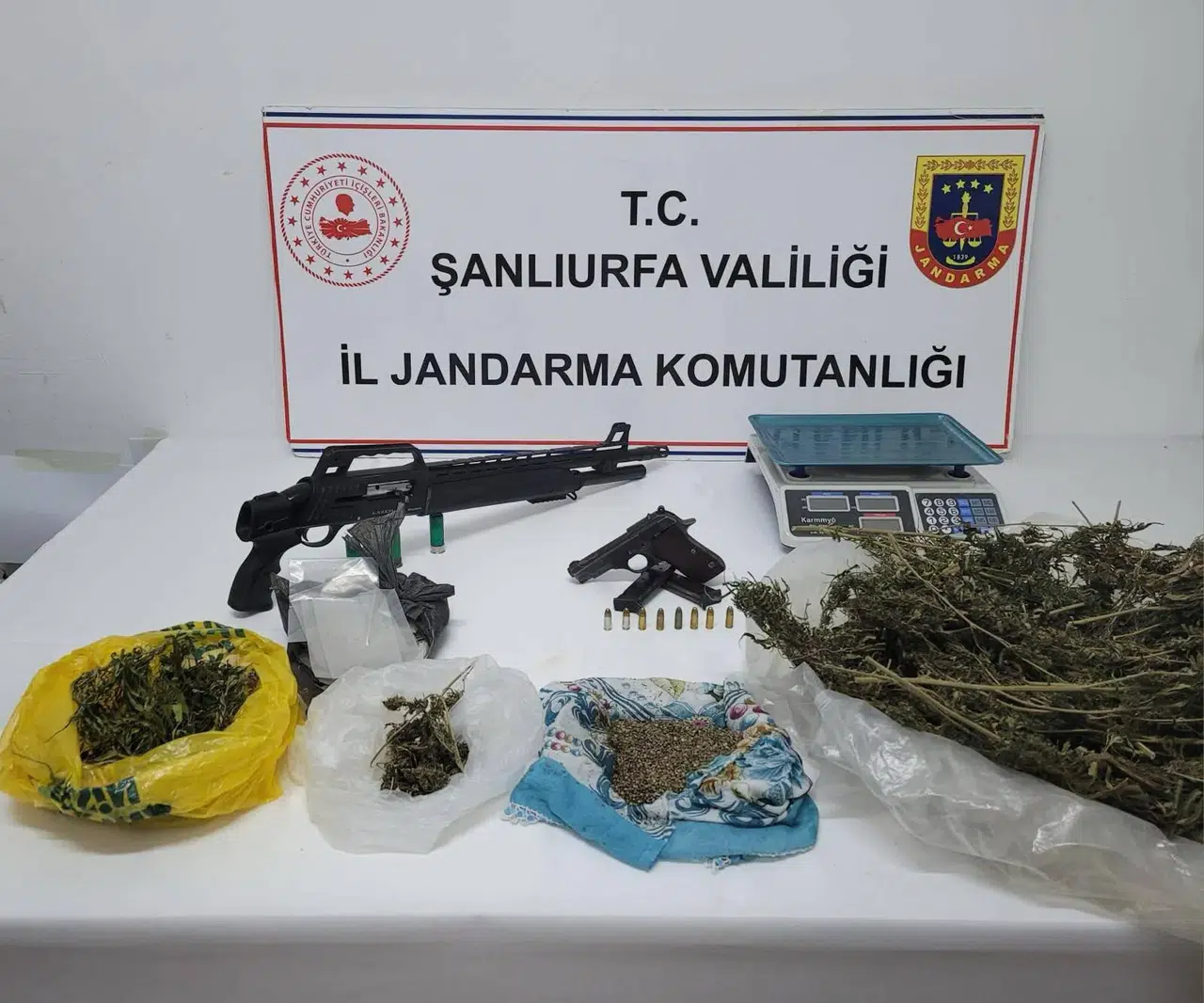 Şüpheli evden uyuşturucu madde ve silah çıktı