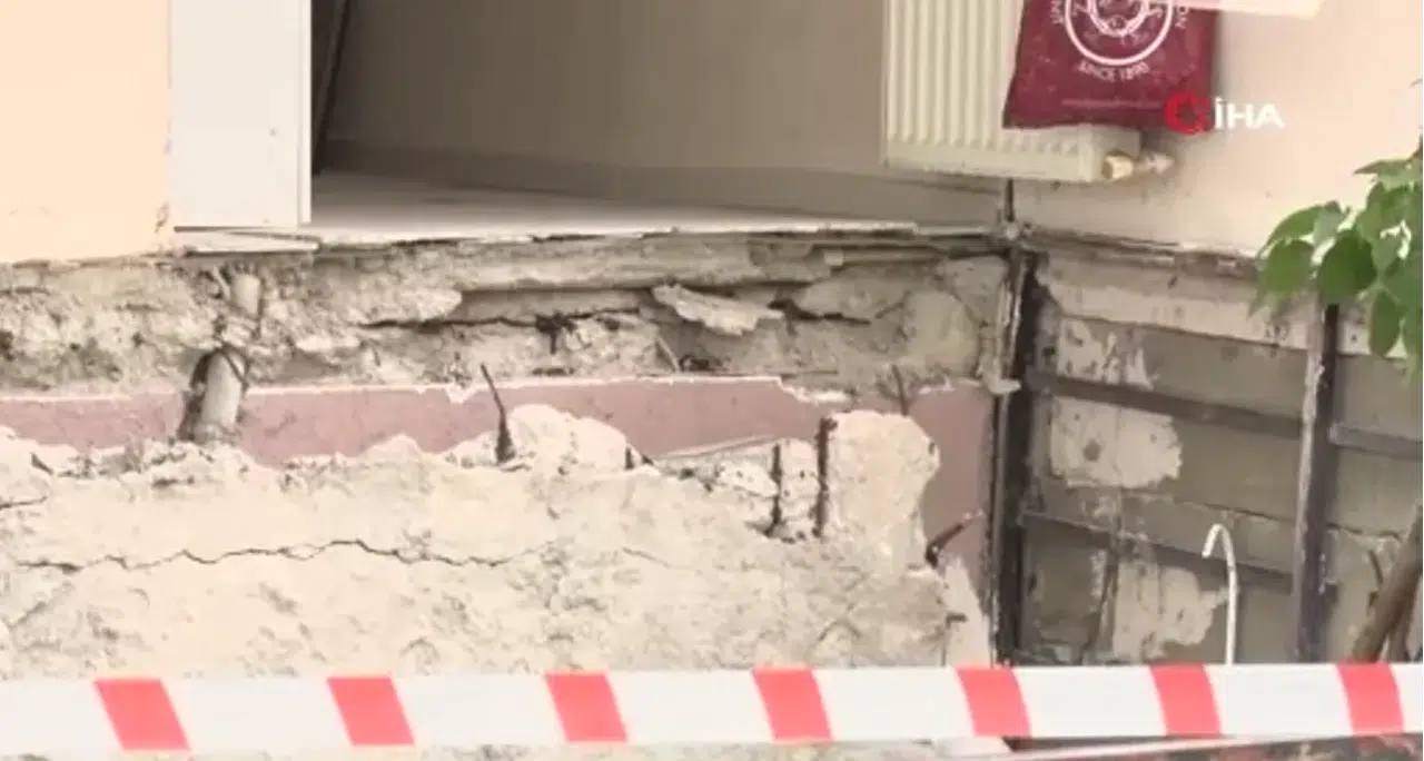 6 katlı binanın balkonu çöktü