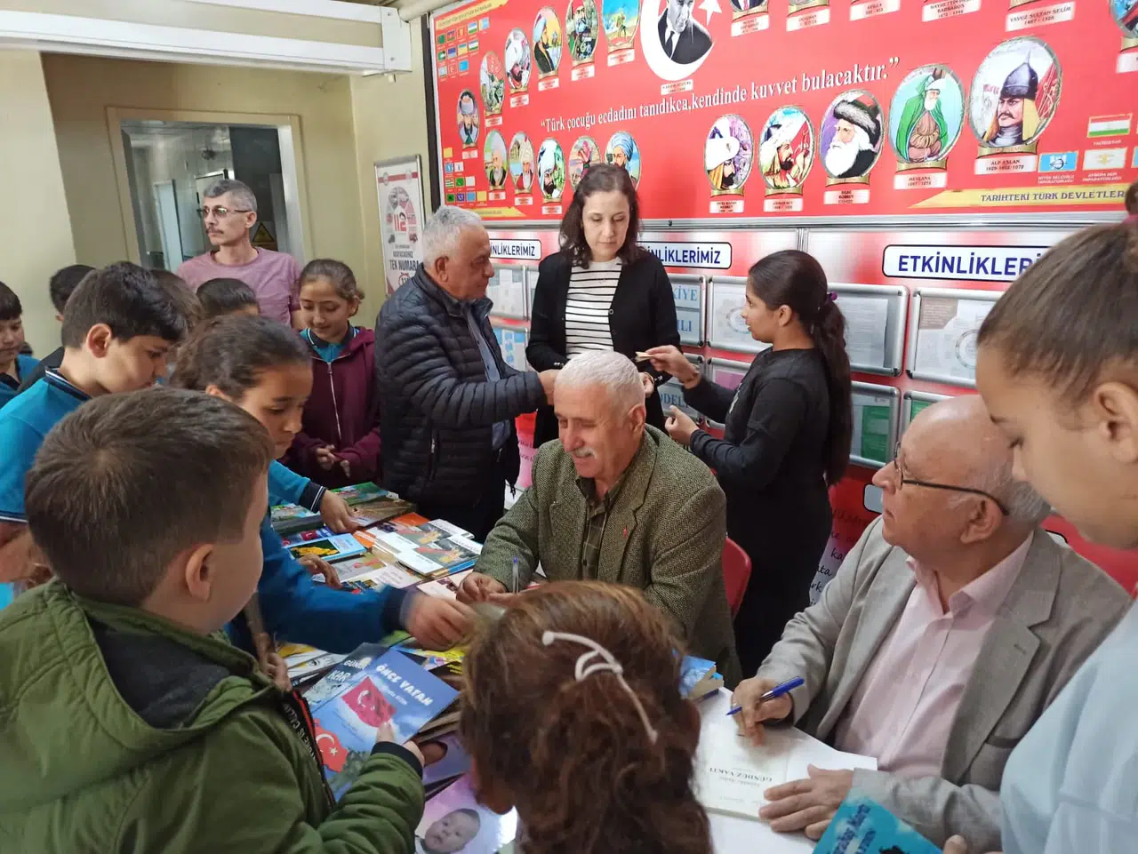Öğrencilerle buluşup kitapların imzaladılar