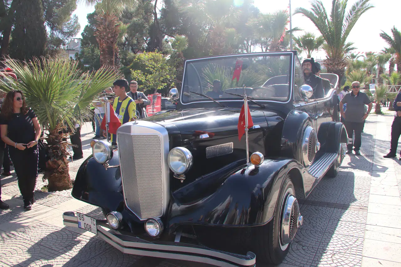 Atatürk'ün makam aracına büyük ilgi