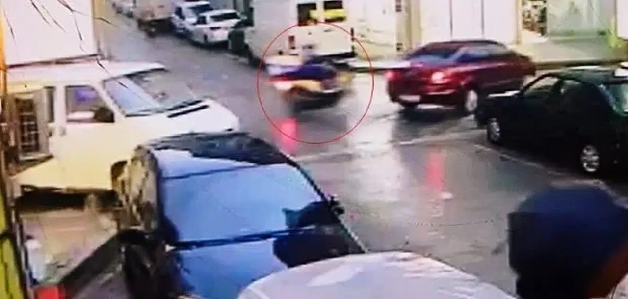 Otomobile çarpmamak için kendi kaza yaptı