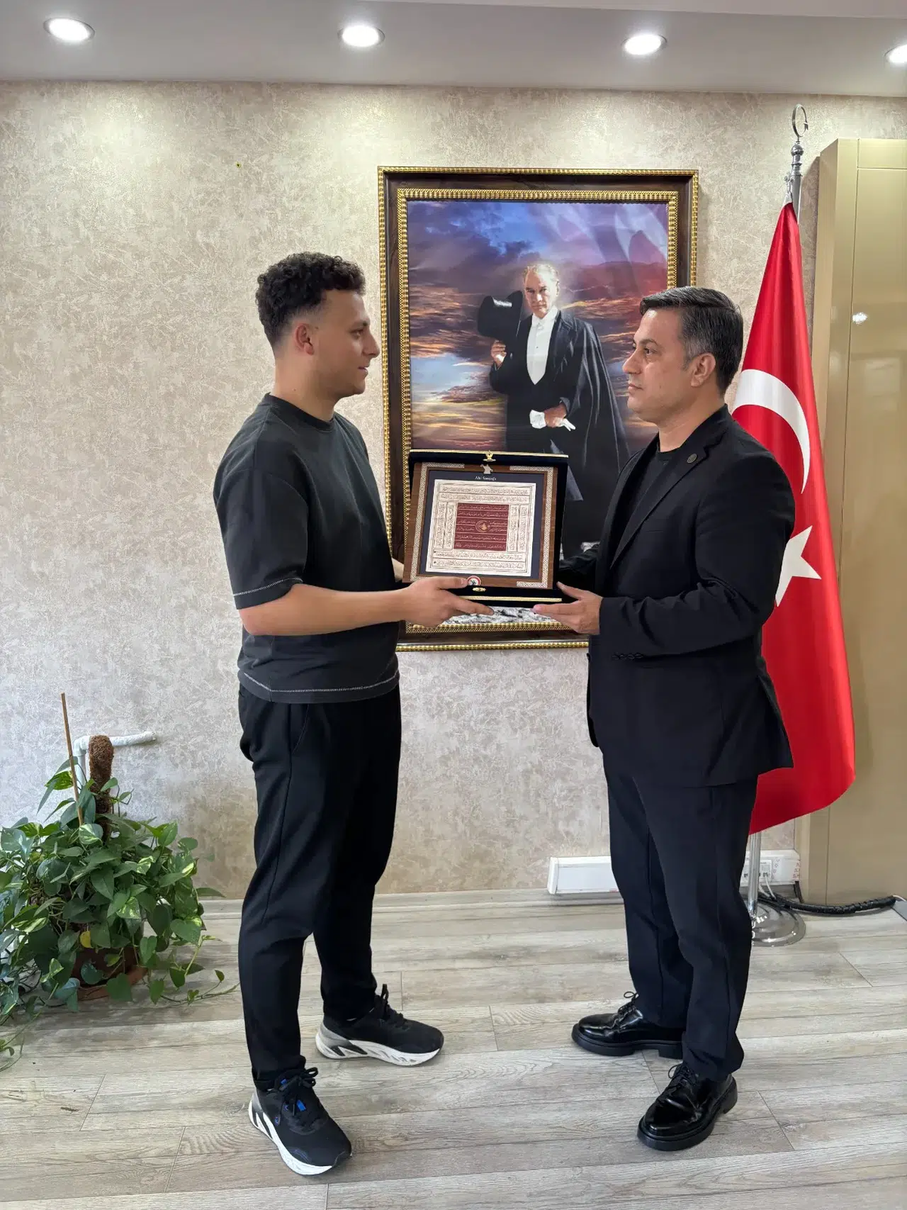 Manisalı Genç Ahi, sancağı İl Müdürü Öztürk’e teslim etti
