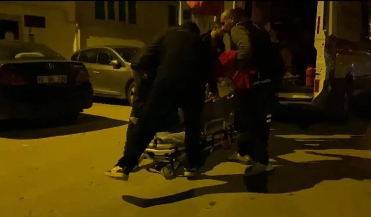 Evlerinde otururken tepelerine tavan çöktü