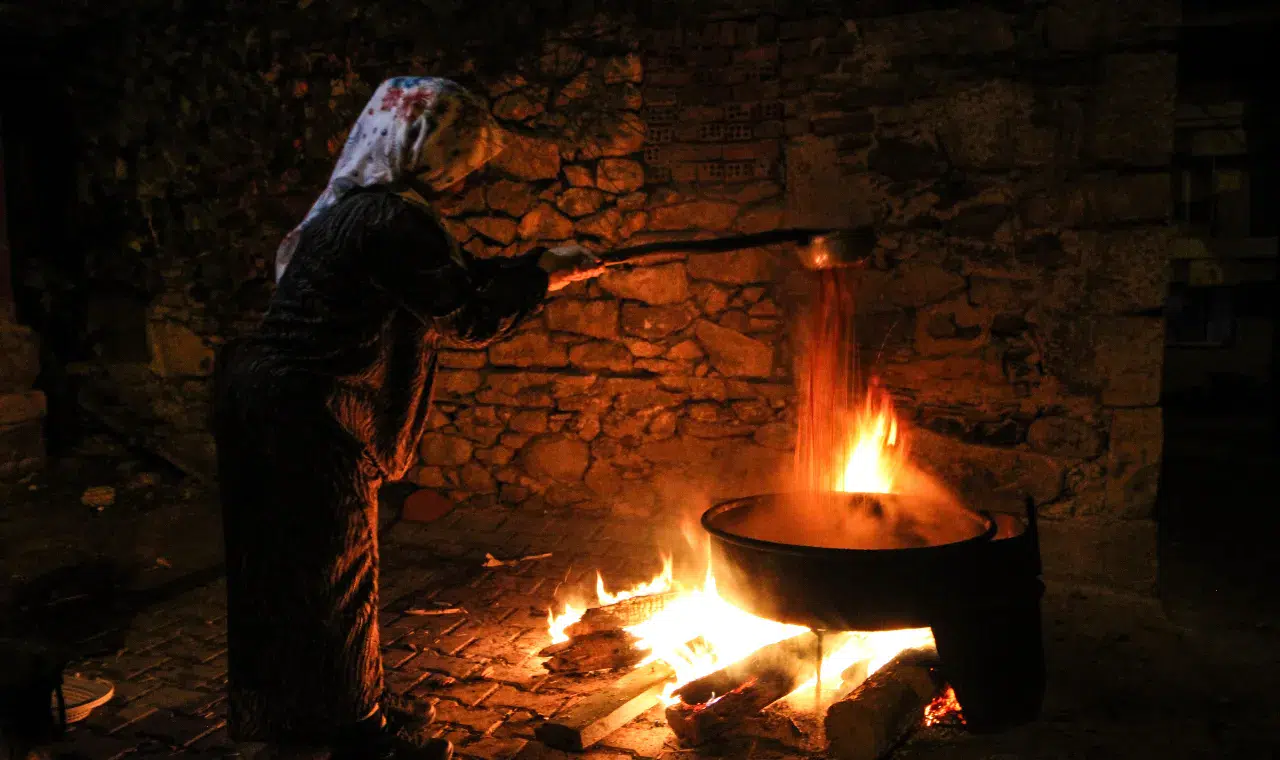 Kahvaltı sofralarının vazgeçilmezi pekmez için kazanlar kaynamaya başladı