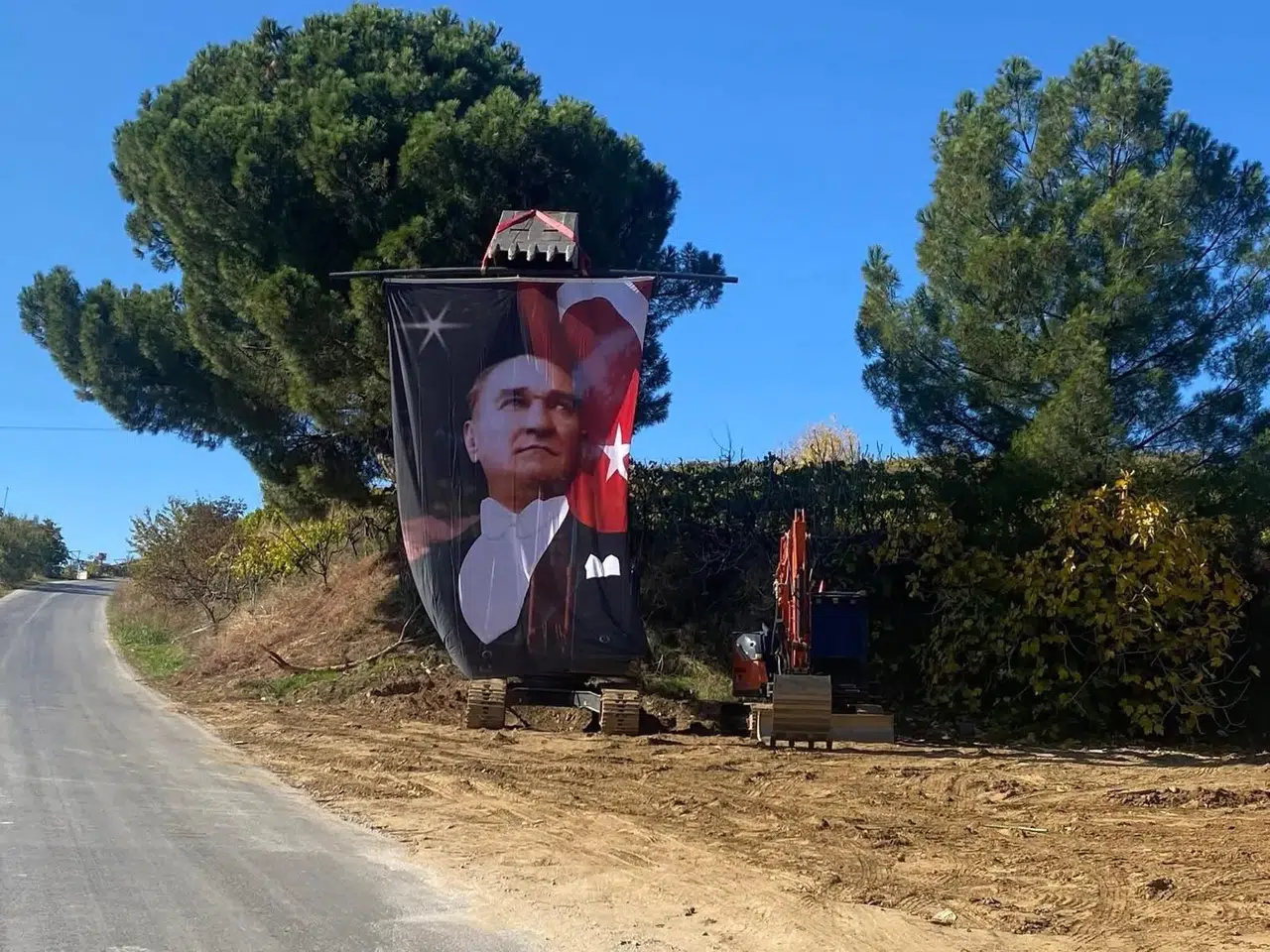 Kepçe operatöründen ilginç Cumhuriyet kutlaması