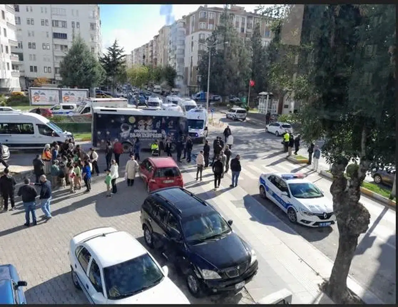 Halk otobüsü kamyona çarptı: 22 öğrenci yaralandı