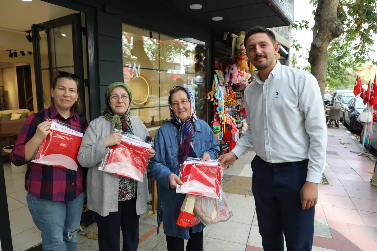 Şehzadeler Belediyesi Cumhuriyet coşkusunu 3 bin bayrakla dağıtarak yaşadı