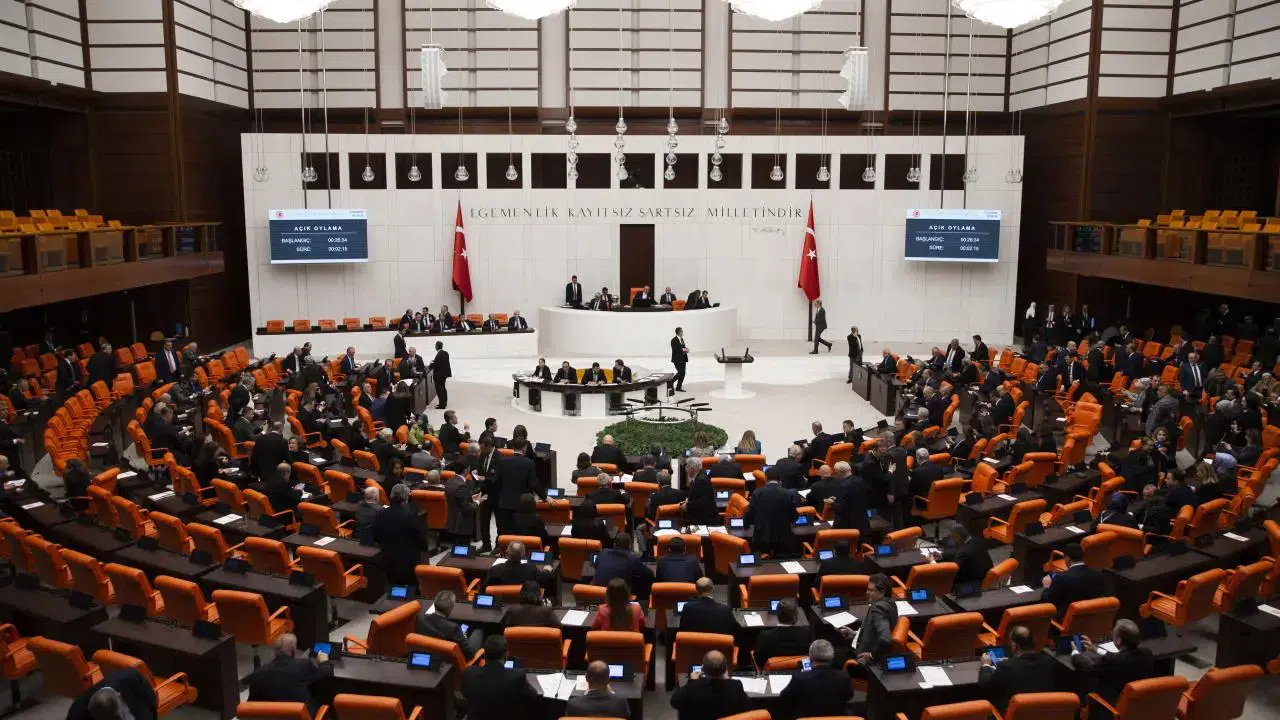 AK Parti’den Kritik Hafta! 11. Yargı Paketi, Trafik Cezaları ve Yeni Düzenlemeler Yolda
