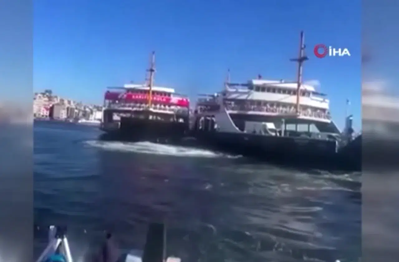 Arabalı vapur iskeleye çarptı