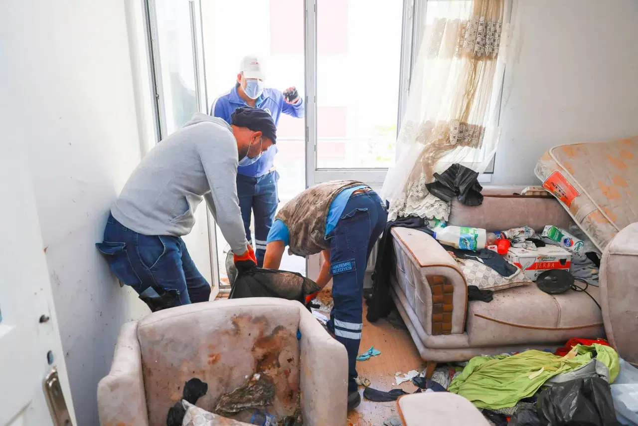 Çöp evi iki günde zor temizlediler