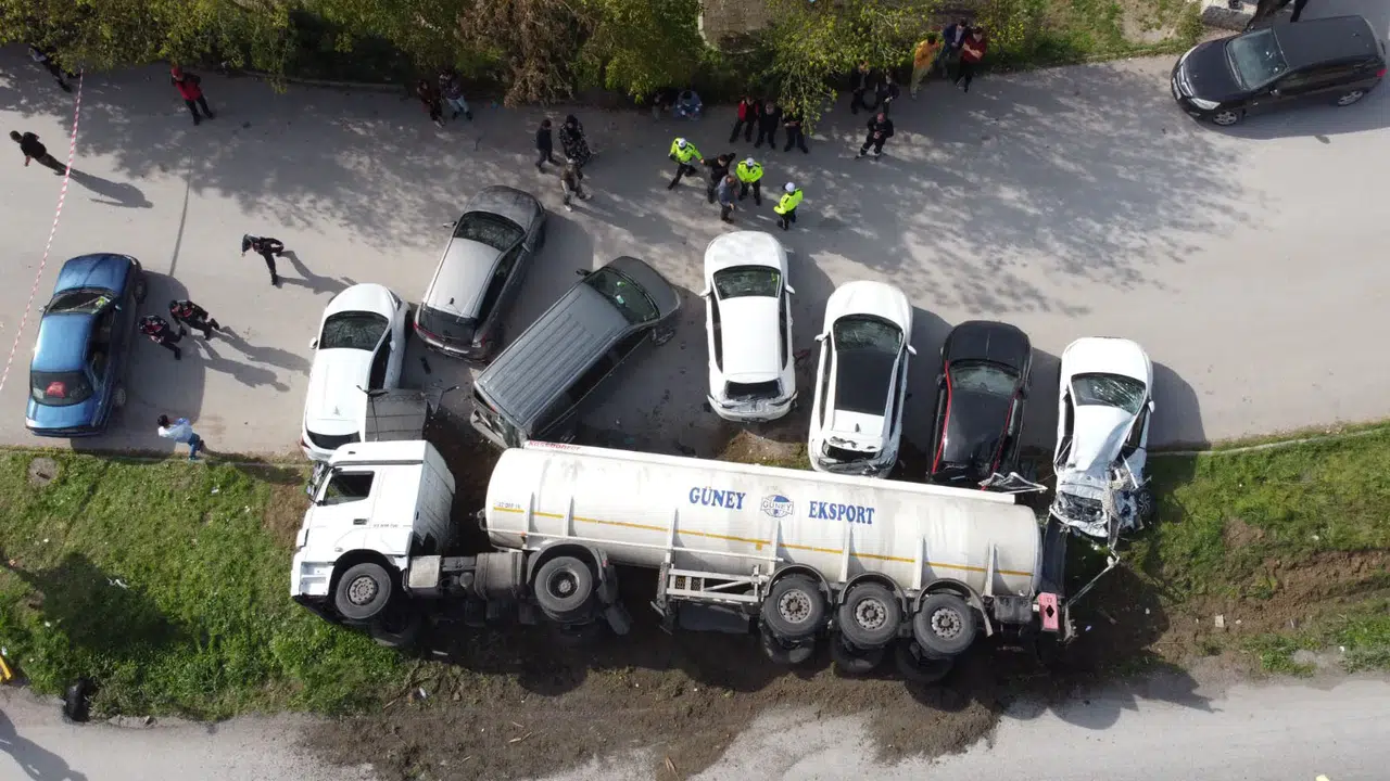 Zincirleme trafik kazasında yağ tankeri devrildi, 7 araç hasar gördü