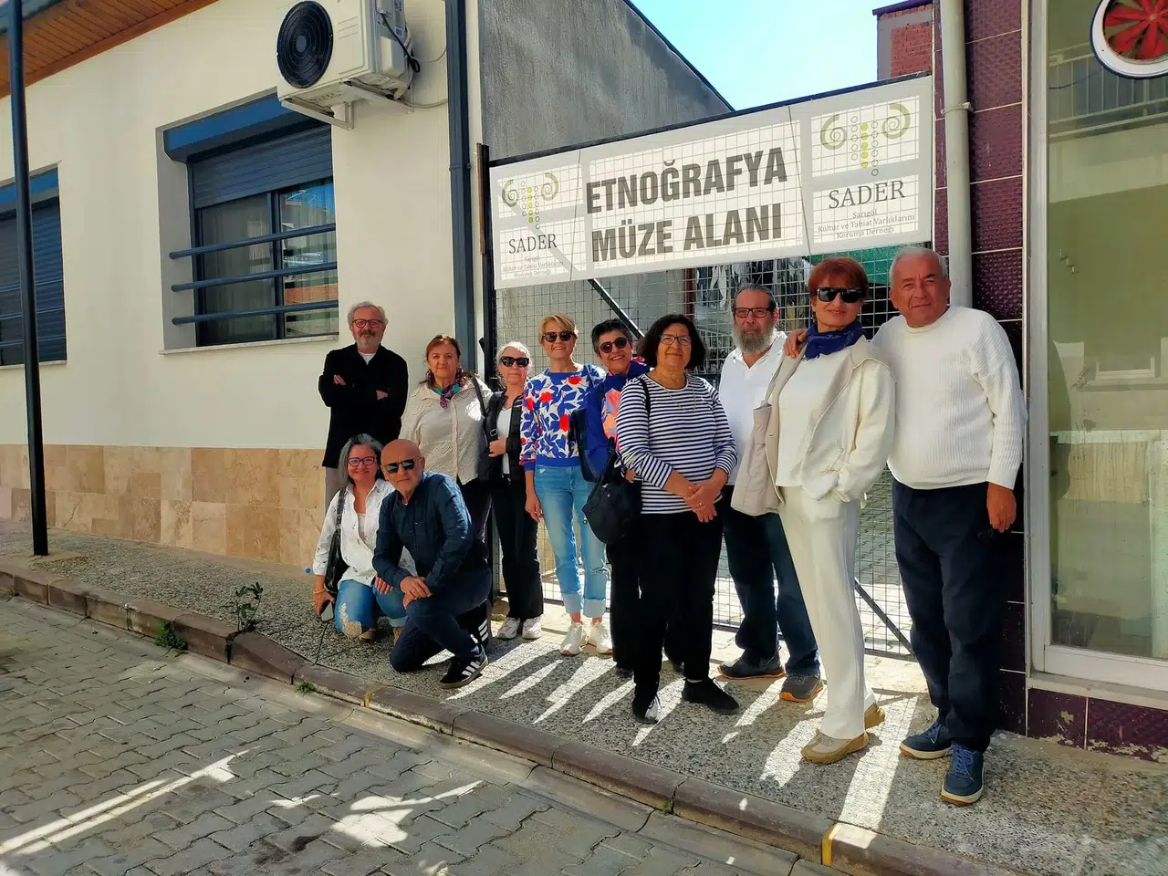 Manisa Lisesi mezunları etnografya müzesini ziyaret etti