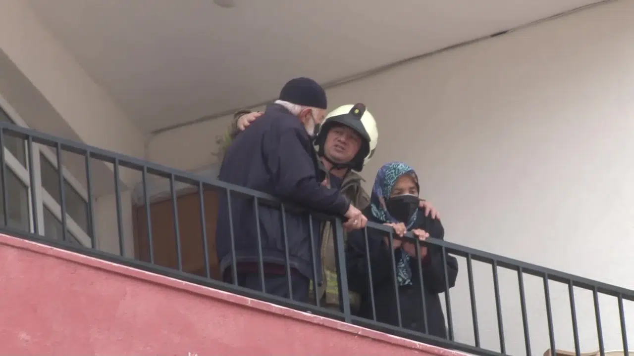 Korkutan yangın: Mahsur kalan iki yaşlı çift kurtarıldı