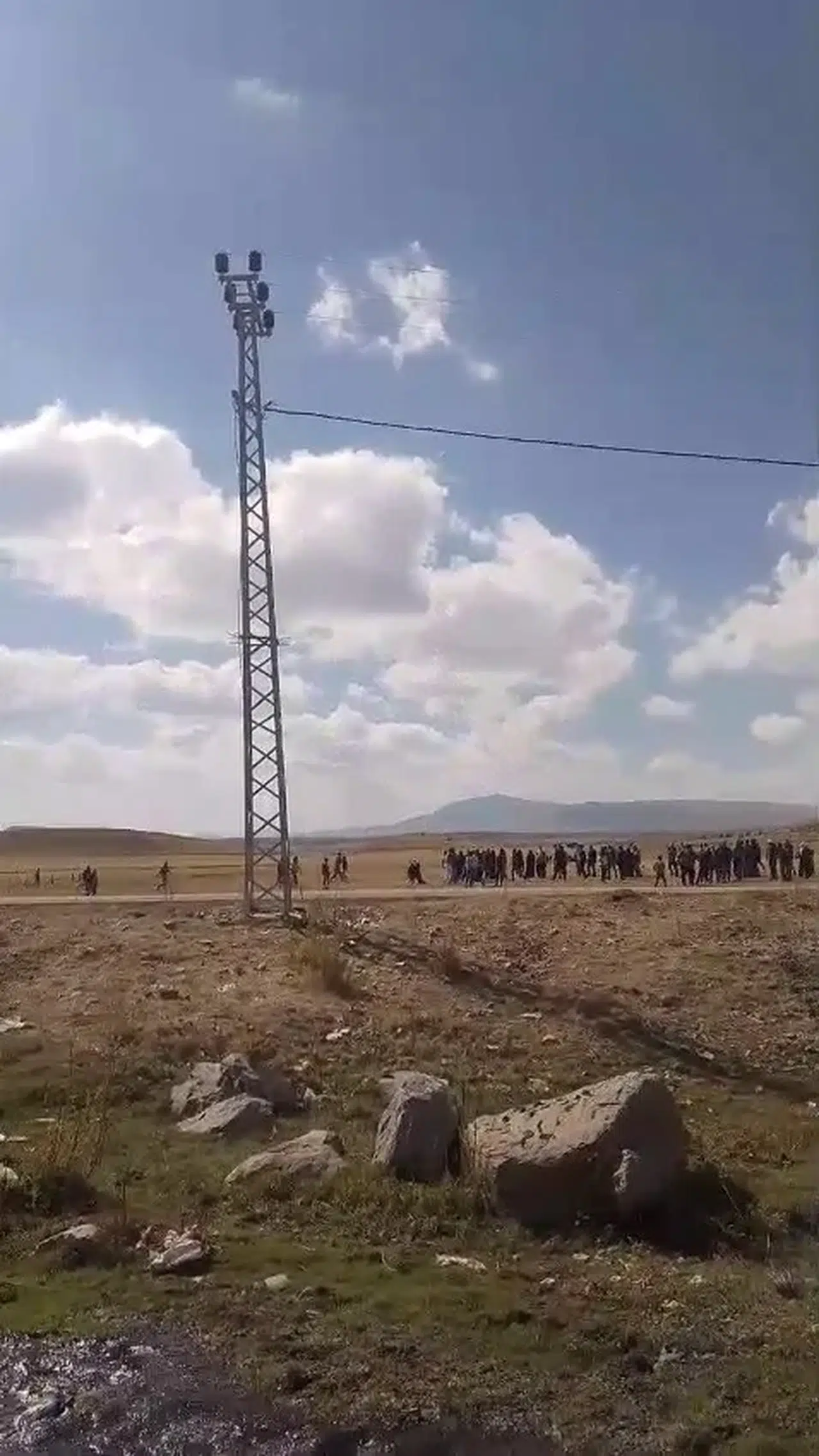 Cenaze sırasında iki aile birbirine girdi