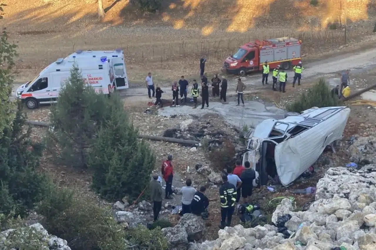 Tarım işçilerini taşıyan minibüs şarampole yuvarlandı! Çok sayıda ölü ve yaralı var