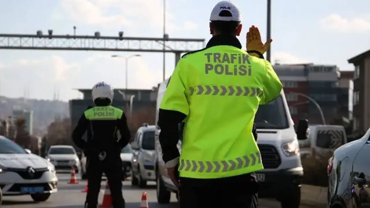 Yeni trafik cezaları açıklandı: Drift yapan, telefonla konuşan yandı!